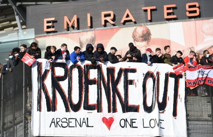 Fanáticos del Arsenal con pancarta de KROENKE OUT