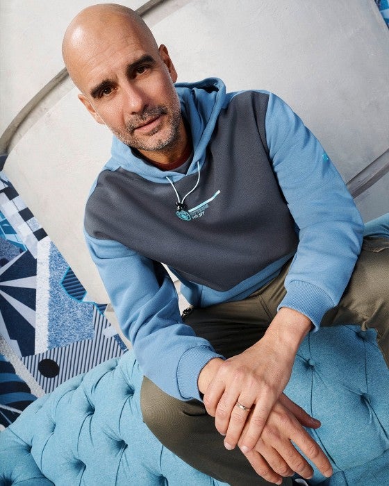 Pep Guardiola posa en una foto