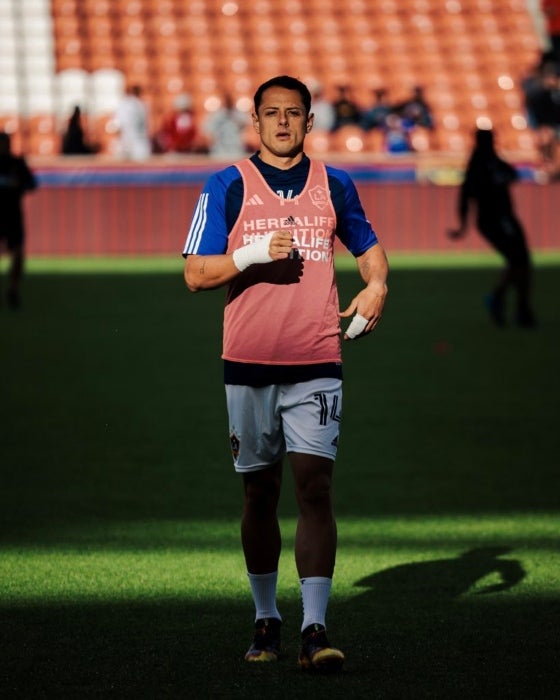 Chicharito calienta previo a un partido