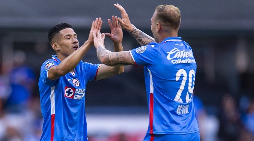 Carlos Rotondi festeja un gol con Cruz Azul