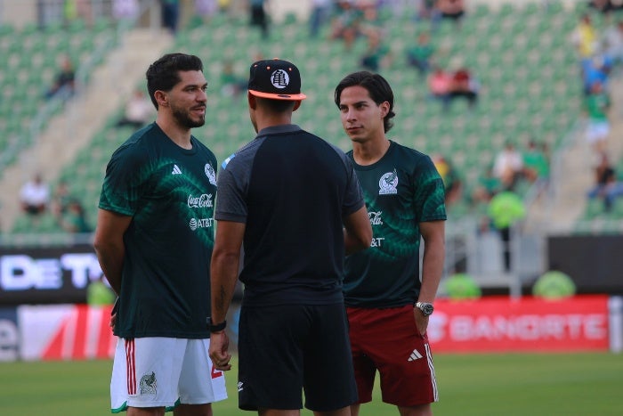 Diego Lainez calentando en el México contra Guatemala