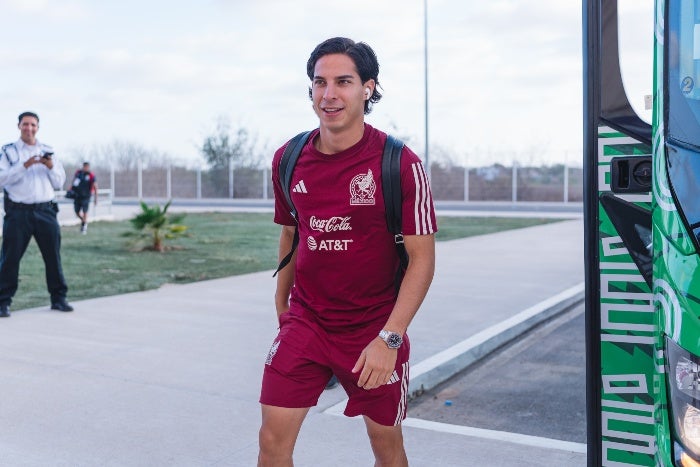 Diego Lainez llegando al partido entre México y Guatemala