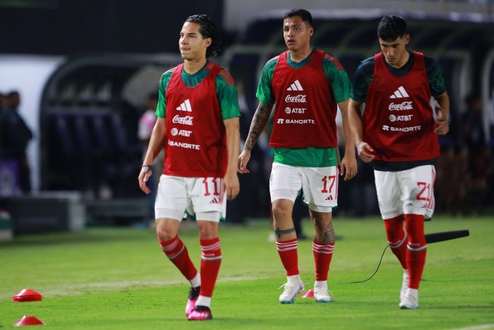 Diego Lainez calentando en el México contra Guatemala