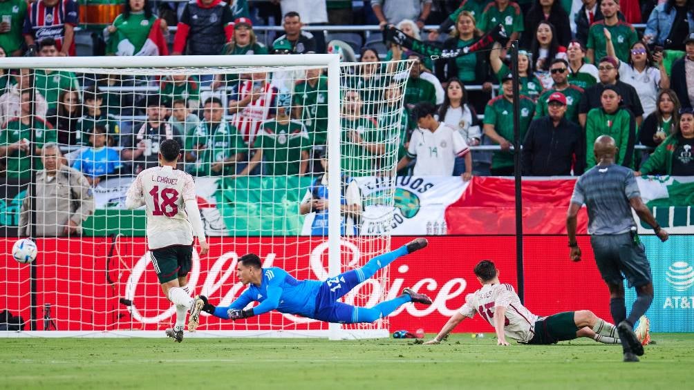 Luis Ángel Malagón durante el partido ante Camerún