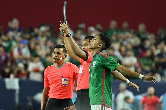 Ozziel Herrera entrando de cambio con Selección Mexicana