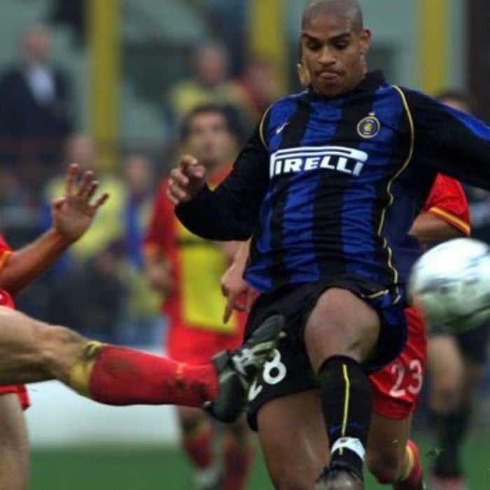 Adriano en un partido con el Inter de Milán