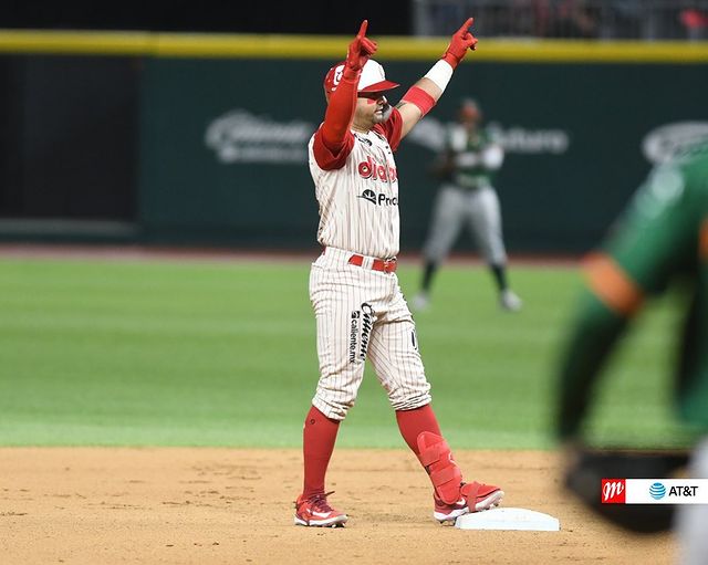 Jugador de Diablos festejando una carrera