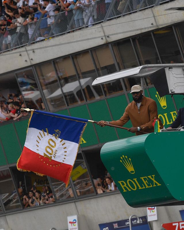 Lebrons James dando el banderazo de salida en 24 horas de Le Mans