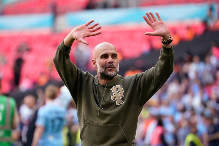 Pep Guardiola saludando a la afición del Manchester City