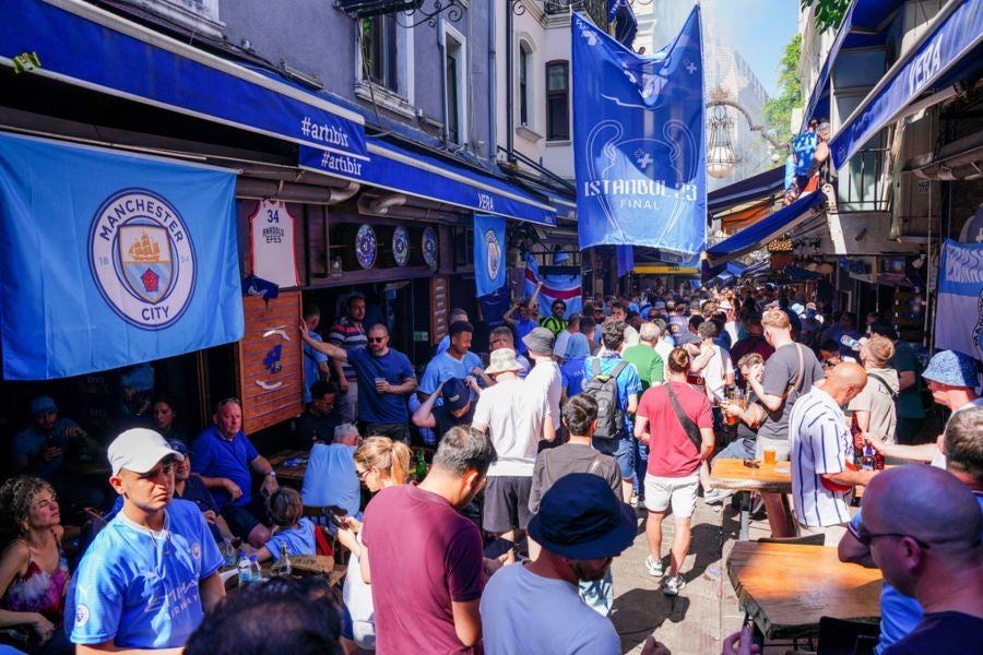 Aficionados del City en calles de Estambul