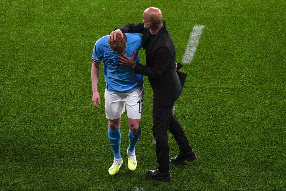 Guardiola consuela a De Bruyne