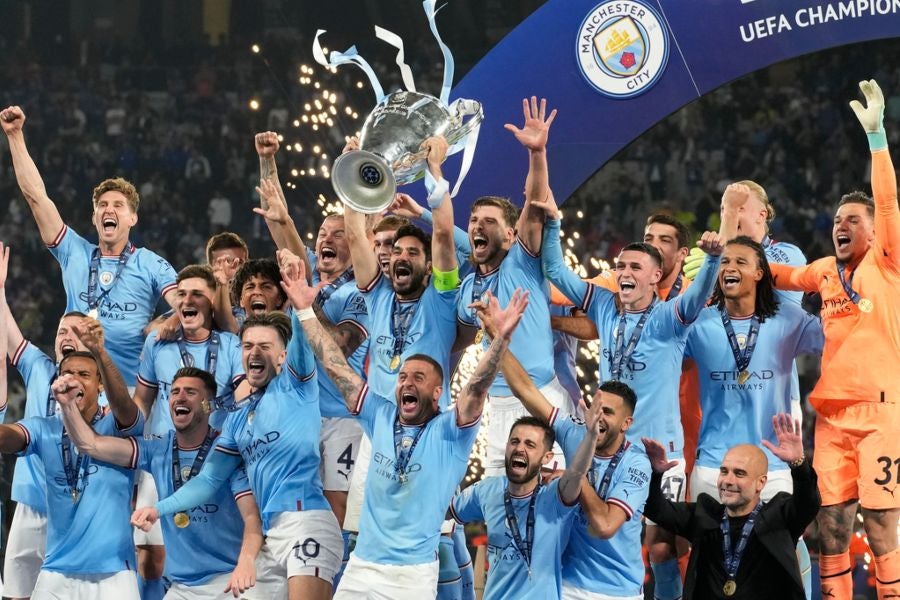 Jugadores del Manchester City levantando el trofeo de Champions League