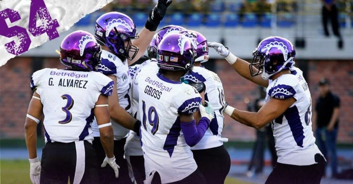 Jugadores de Dinos celebran un touchdown