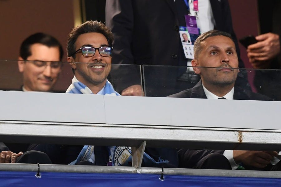 Sheikh Mansour viendo la final del Manchester City