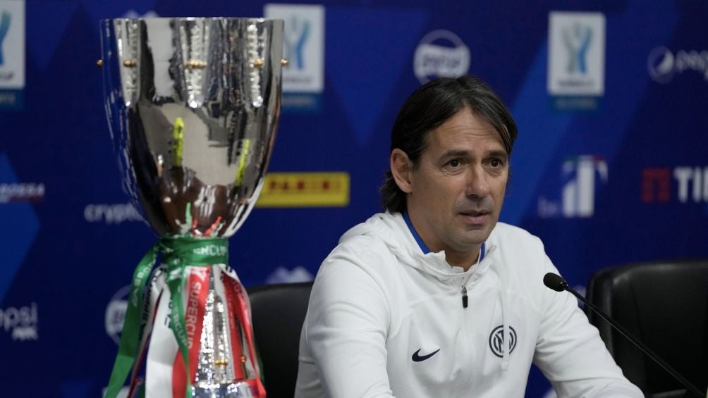 El entrenador del equipo Lombardo tras ganar un campeonato