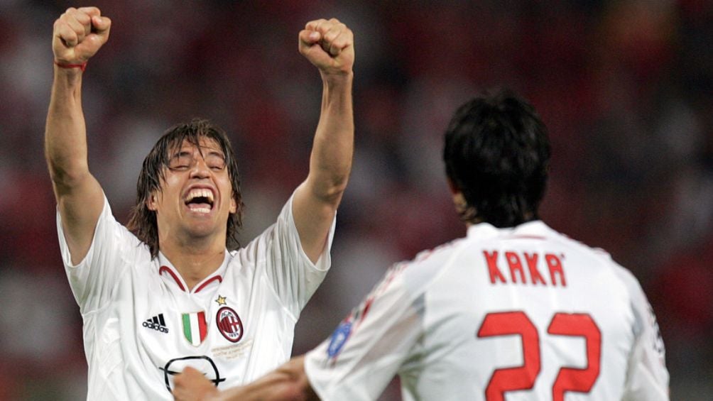 Hernán Crespo celebrando un gol junto a Kaká