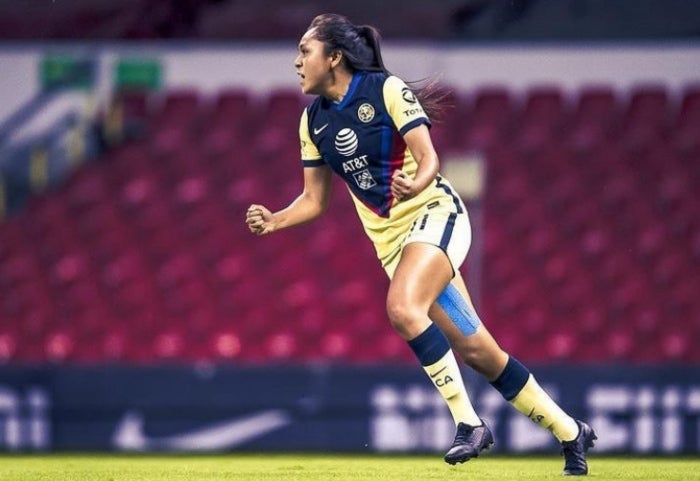 Montse Hernández celebra un gol