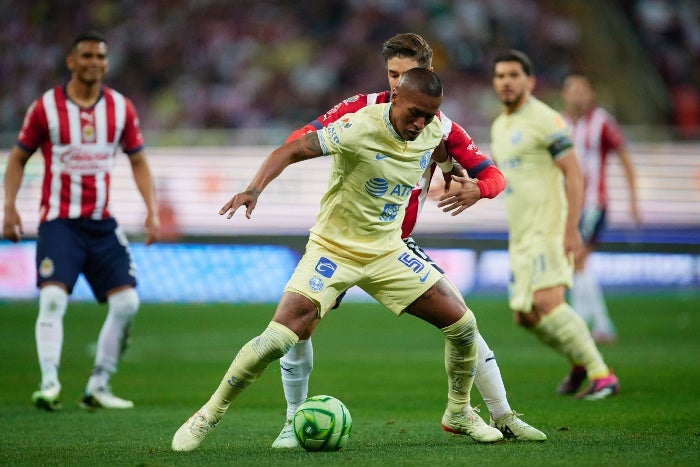 Pedro Aquino cubre el balón