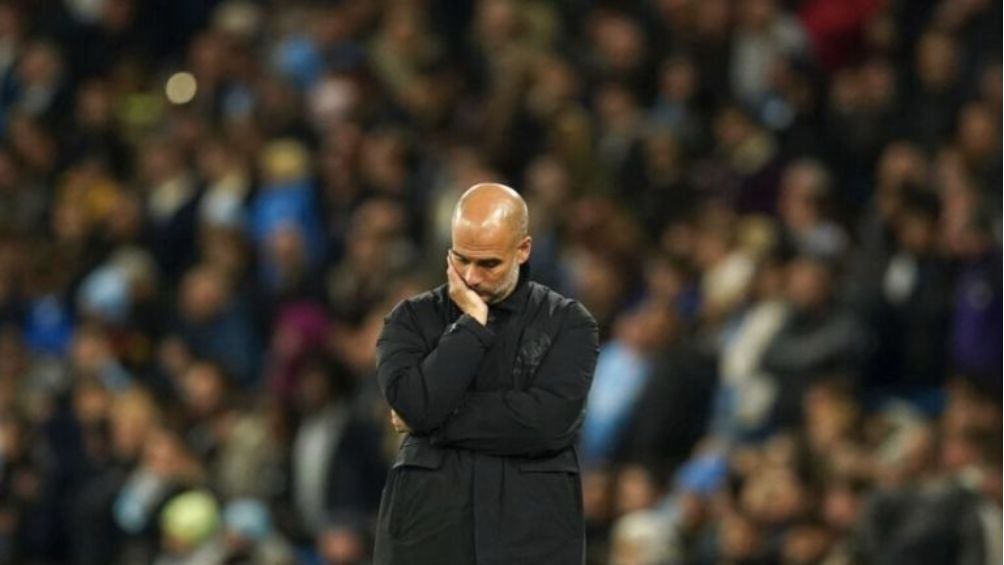 Guardiola dirigiendo al Manchester City