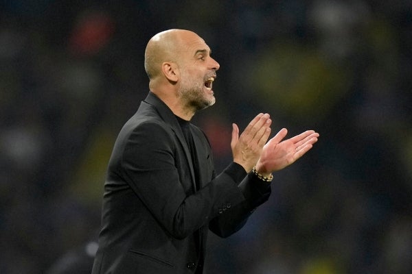 Pep Guardiola da indicaciones durante el partido