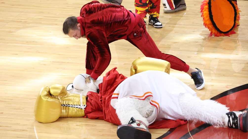 NBA Finals: Conor McGregor mandó a la mascota del Heat de Miami a la sala de emergencias