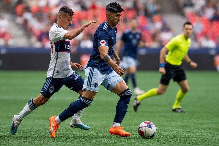 Alan Pulido conduce la pelota durante un partido