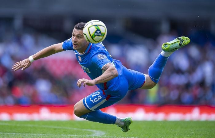 Ramiro Carrera intentando un remate con Cruz Azul