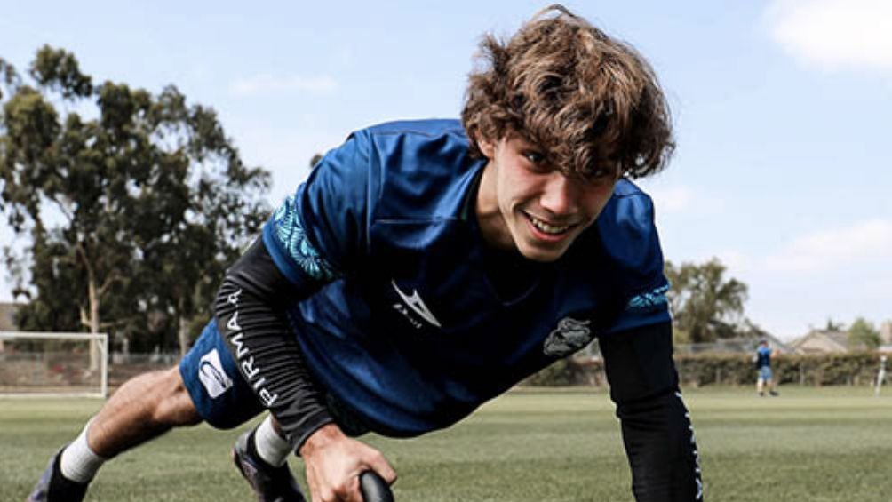 Emilio durante un entrenamiento con Puebla