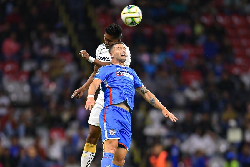 Cuba Sánchez en un partido de Pumas