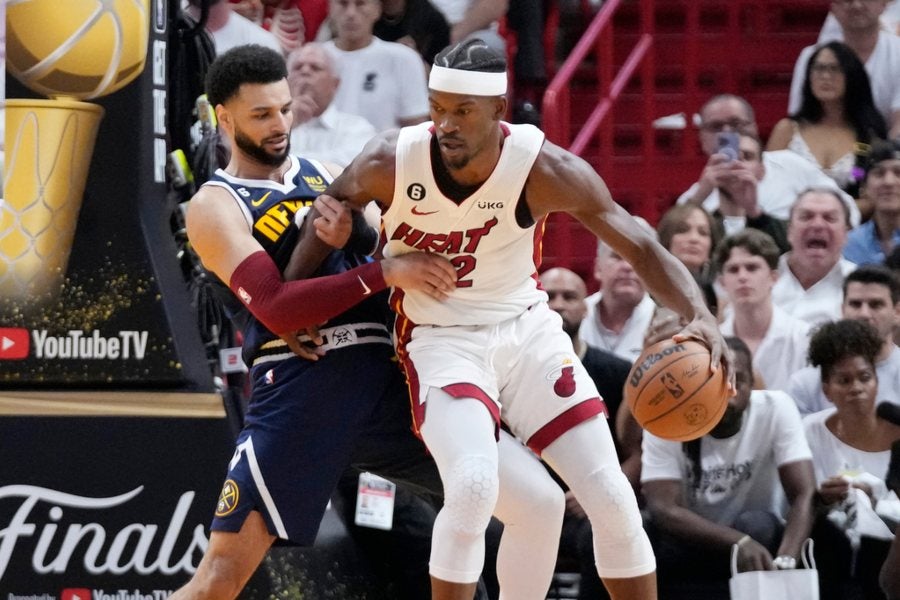 Jimmy Butler mano a mano contra Jamal Murray