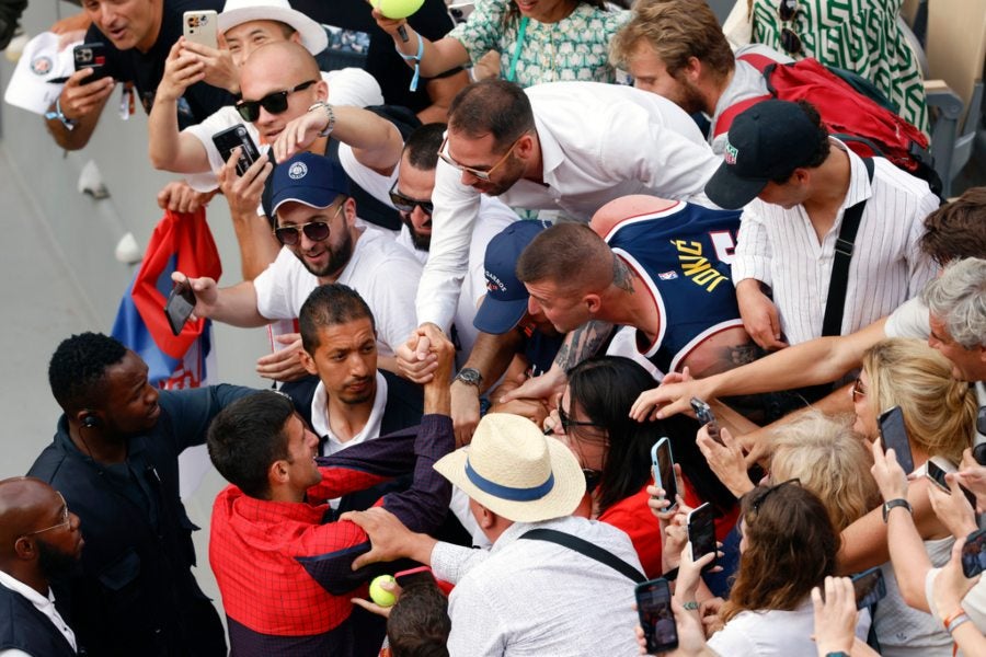 Novak Djokovic en festejo tras ganar Roland Garros