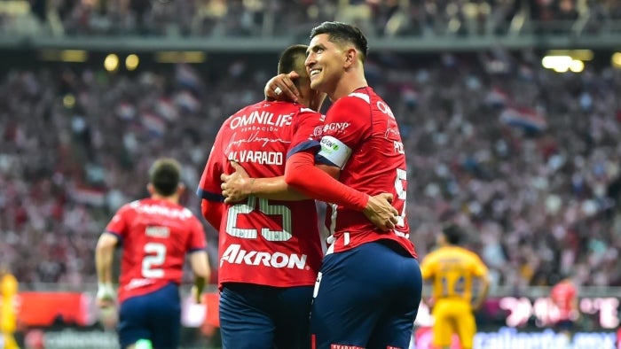 Pocho Guzmán y Piojo Alvarado festejan un gol en la Final