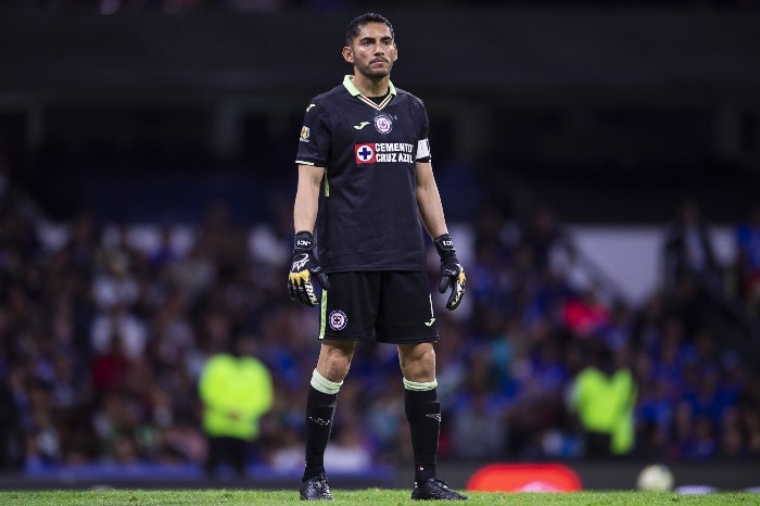 Jesús Corona durante un partido