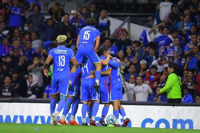 Jugadores de Cruz Azul celebran una anotación