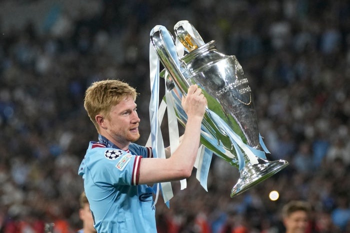 El jugador belga con el trofeo de la Champions