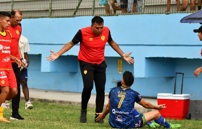 César Farías agrediendo a jugadores del Delfín