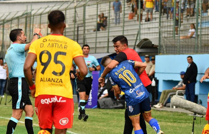 César Farías agrediendo a jugadores del Delfín