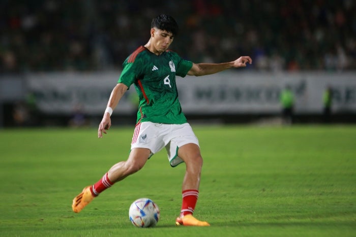 Álvarez en partido con el Tri