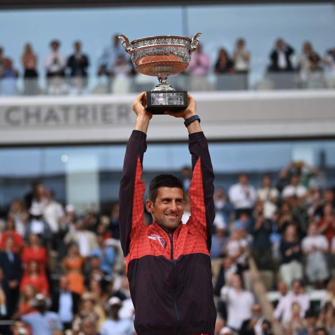 Djokovic levantando el trofeo del Abierto de Francia