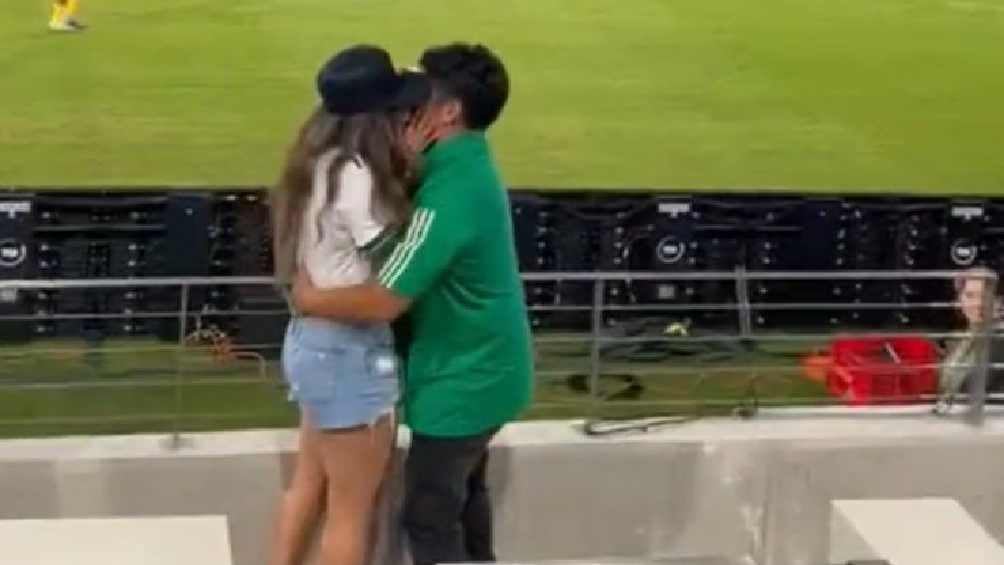 México vs Camerún: Aficionados mexicanos se comprometen en pleno partido