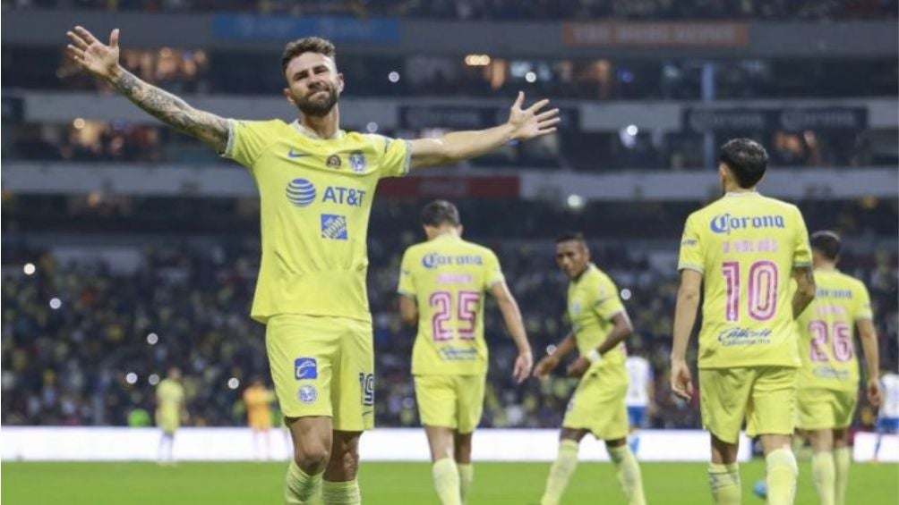 Miguel Layún celebra un gol con América