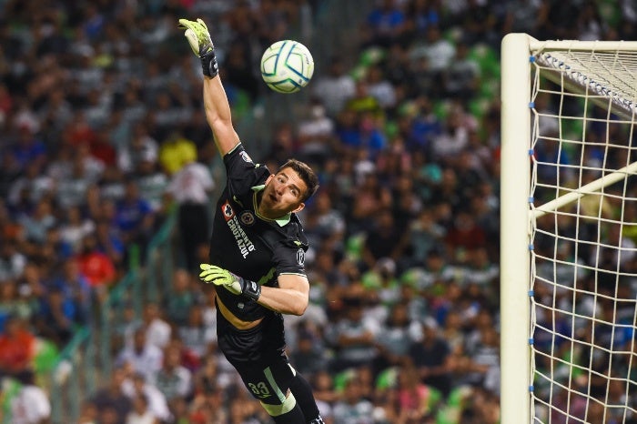 Sebastián Jurado ataja un balón