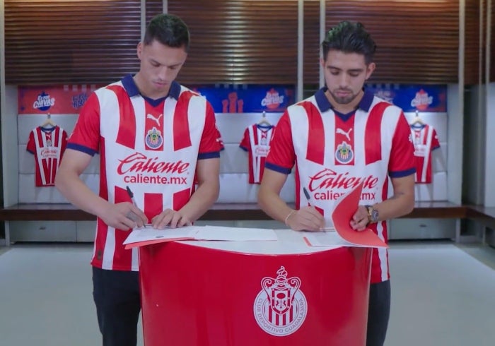 Whalley y Marín firmando su contrato con Chivas