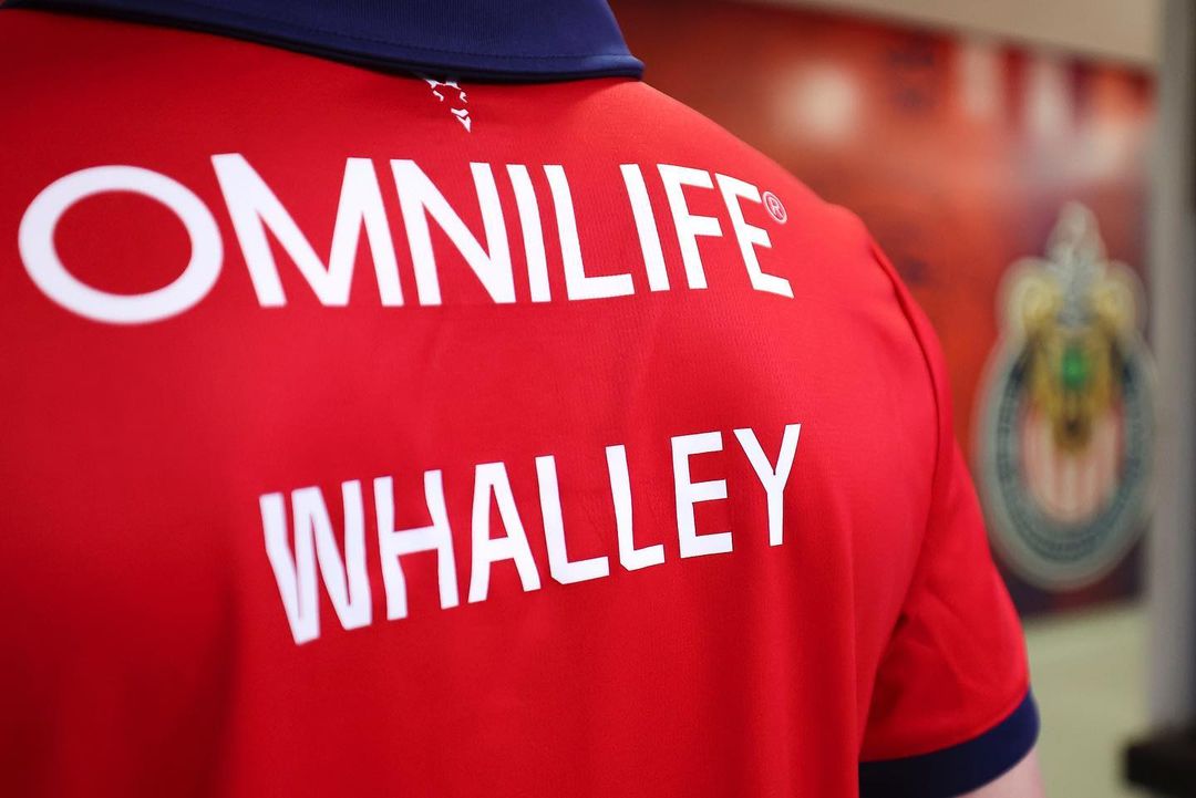 Óscar Whalley ya tiene su jersey de Chivas