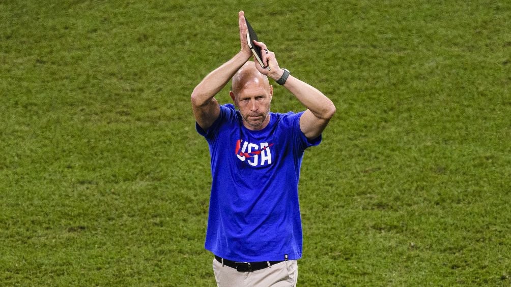 Gregg Berhalter da indicaciones durante un partido con Estados Unidos