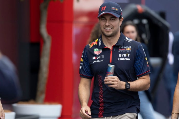 Checo camina por el paddock