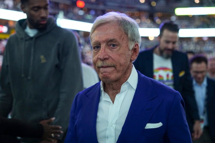 Stan Kroenke en las NBA Finals