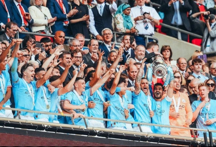 Manchester City con el trofeo de la FA Cup