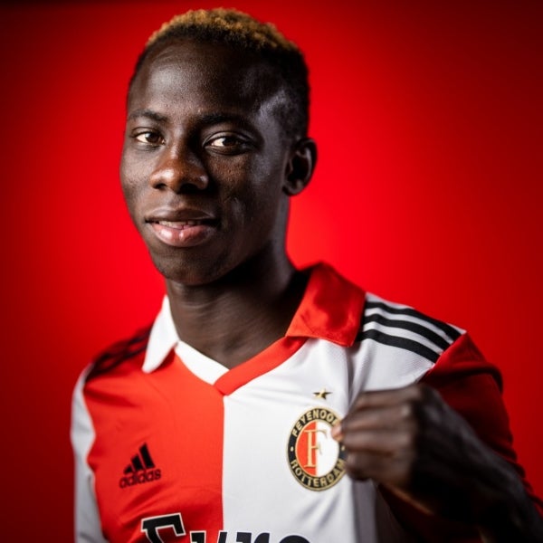 Minteh fue anunciado como nuevo jugador de Feyenoord