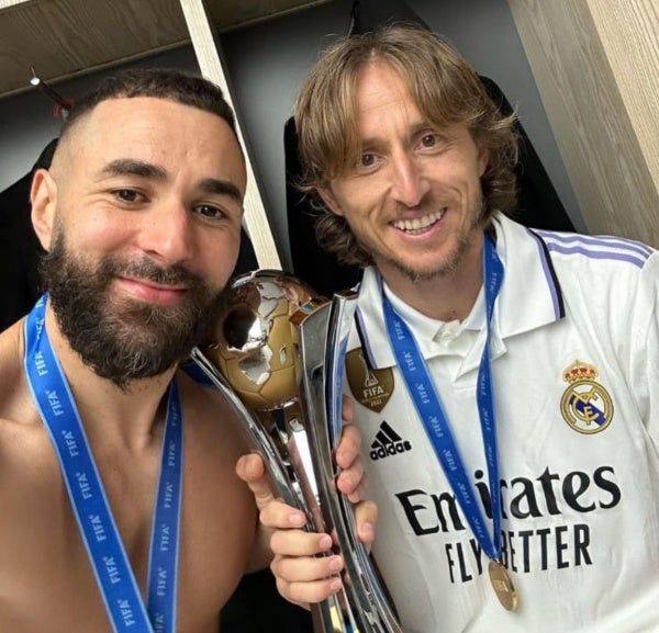 Modric y Benzema con el trofeo del Mundial de Clubes